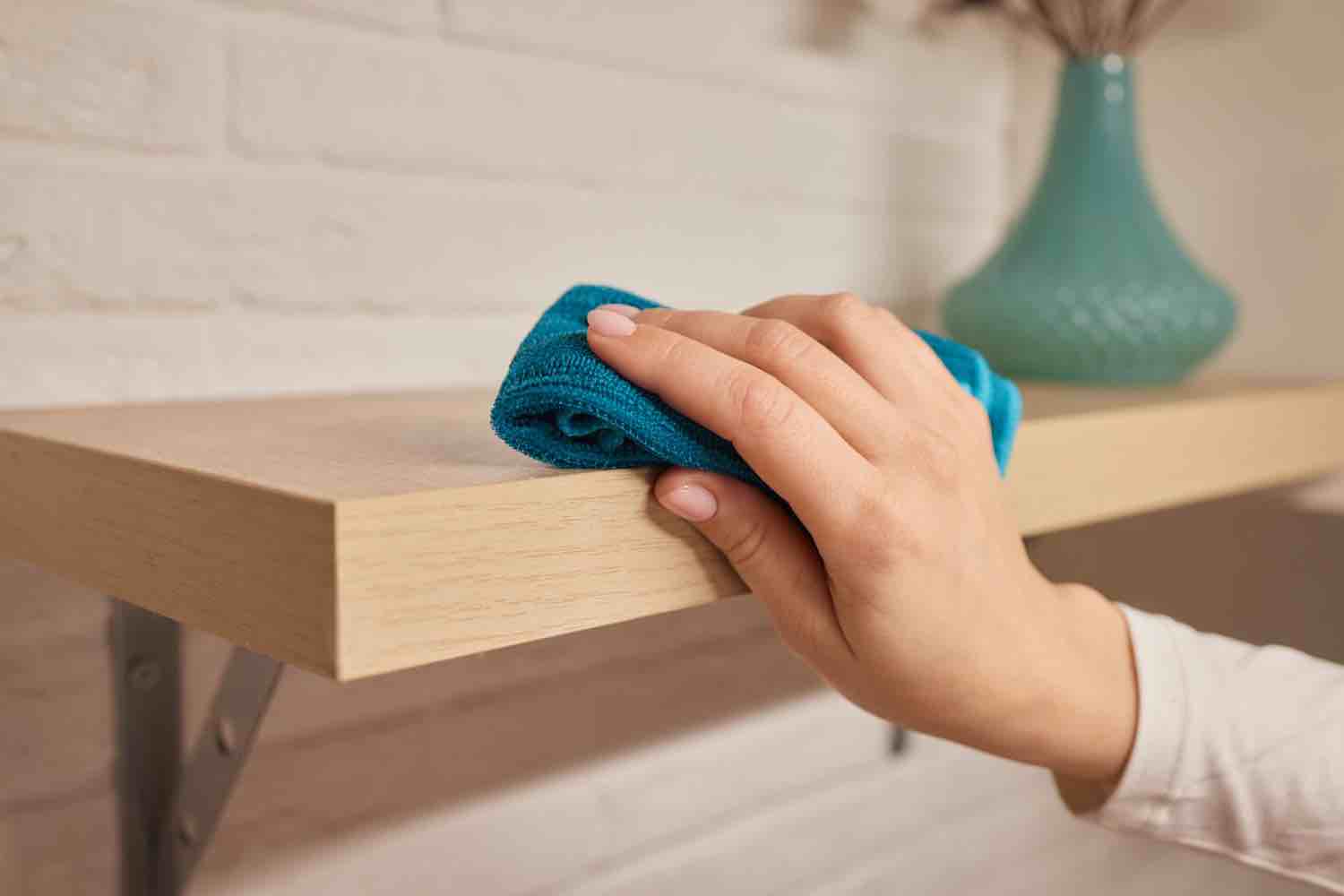 Nettoyer un meuble en bois ciré encrassé