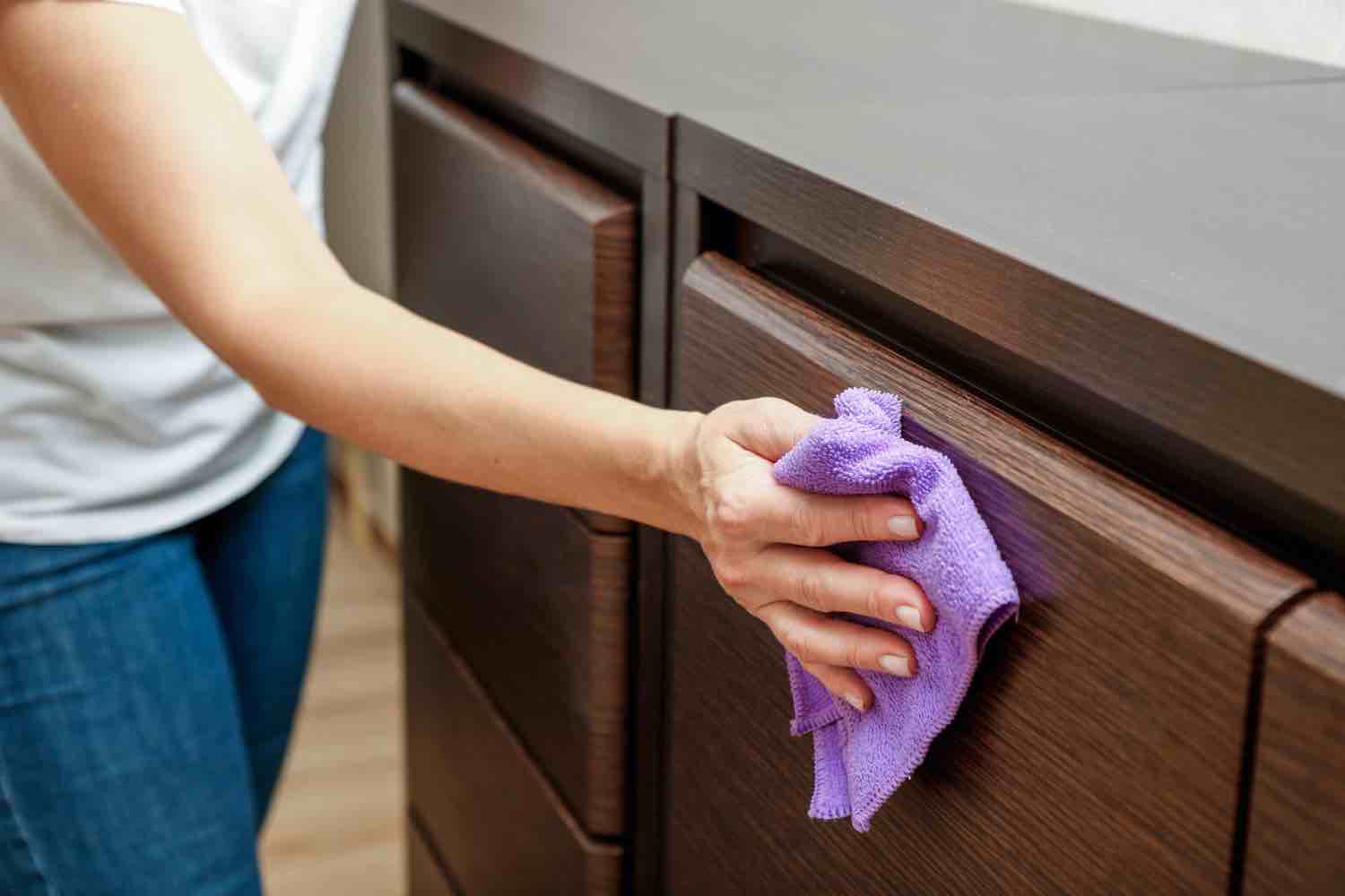 Nettoyer un meuble en bois ciré encrassé : comment faire ? Nettoyer un meuble en bois ciré encrassé