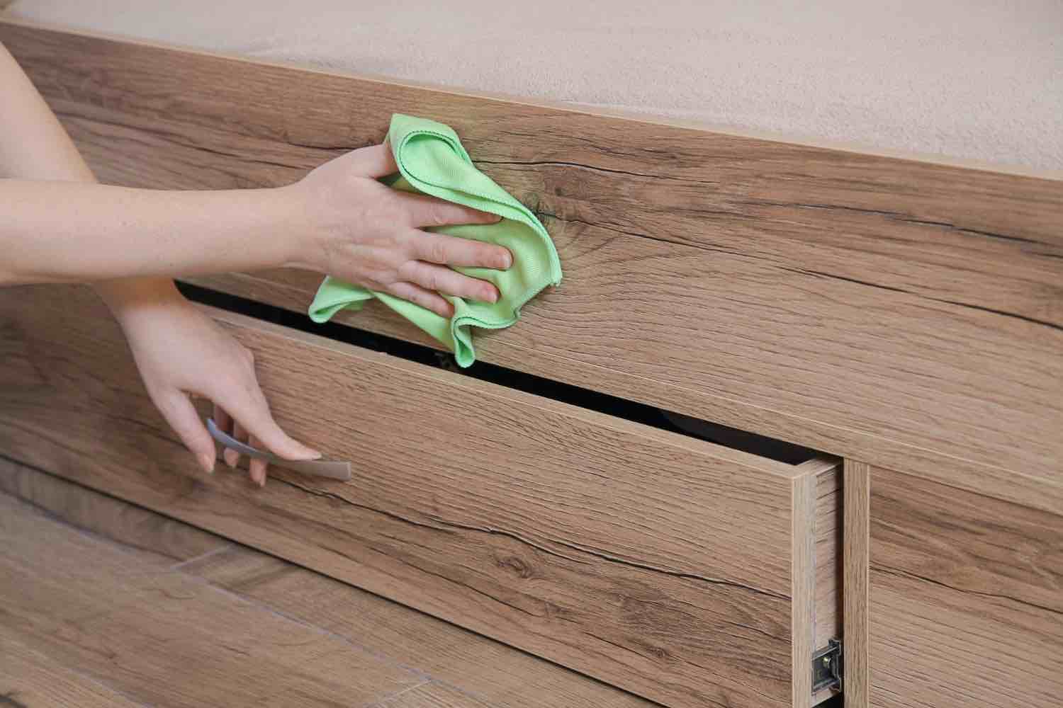 nettoyer un meuble en bois ciré encrassé